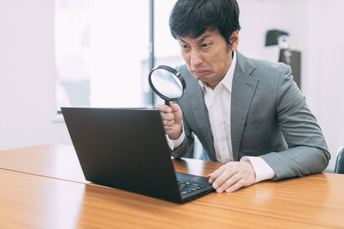 鬼の形相でバグチェックをする虫眼鏡片手の主任