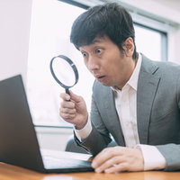 サイト鑑定人が虫眼鏡で驚く調査の瞬間 - Web査定業務の写真