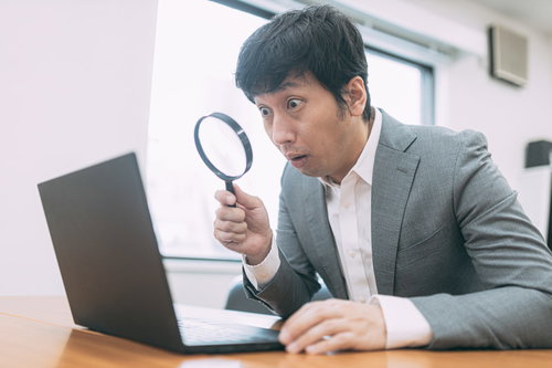 サイト鑑定人が虫眼鏡で驚く調査の瞬間 - Web査定業務