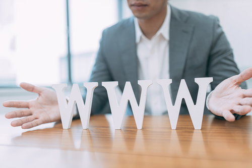 WWWの価値をプレゼンするビジネスマン