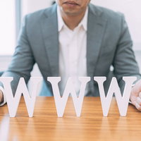 ダブダブダブだぜ！WWWに親指を立てるビジネスマンの写真