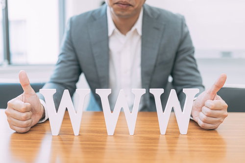 ダブダブダブだぜ！WWWに親指を立てるビジネスマン