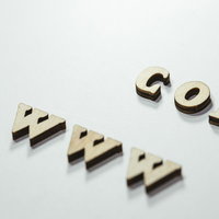 www と com の木製文字ブロックの写真