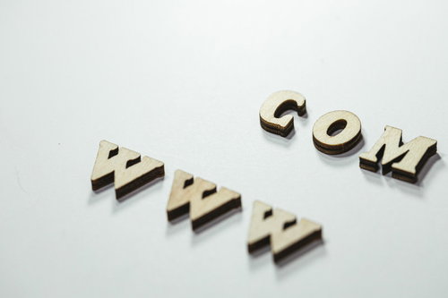 www と com の木製文字ブロック