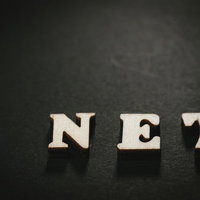 黒い背景に立体的に配置されたNETの英文字の写真