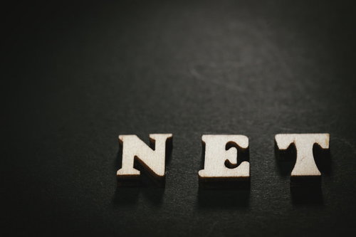 黒い背景に立体的に配置されたNETの英文字