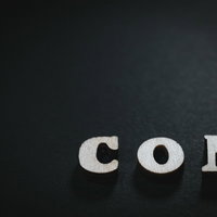 COMの英文字が並ぶドメインの写真