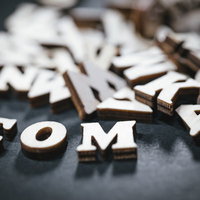 散らばったアルファベットと.comドメインの写真