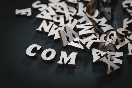 木製の英文字で作ったドットコムのドメイン名