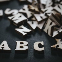 散らばる木製の英文字とABCの学習の写真