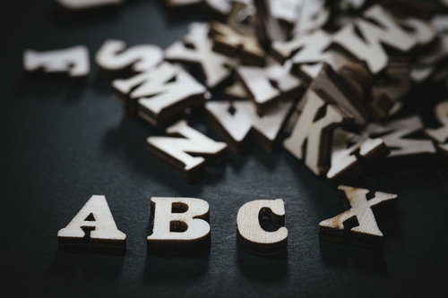 散らばる木製の英文字とABCの学習
