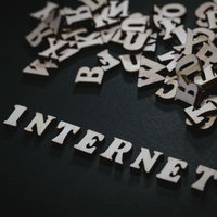 黒背景に浮かぶINTERNET（インターネット）の文字の写真