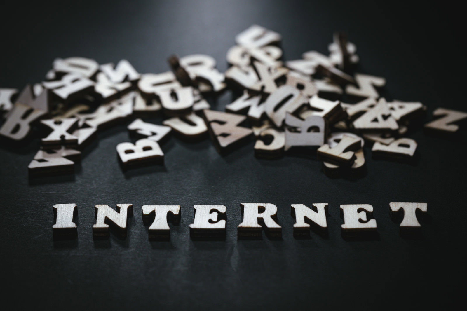 黒背景にINTERNETの英文字とバラバラのアルファベット