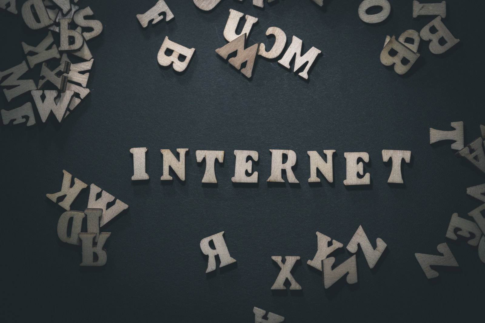 INTERNETの文字を中心に様々なアルファベットが散らばっている
