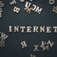 ごちゃごちゃしたINTERNETと散らばるアルファベットの写真