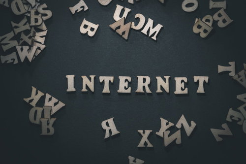ごちゃごちゃしたINTERNETと散らばるアルファベット