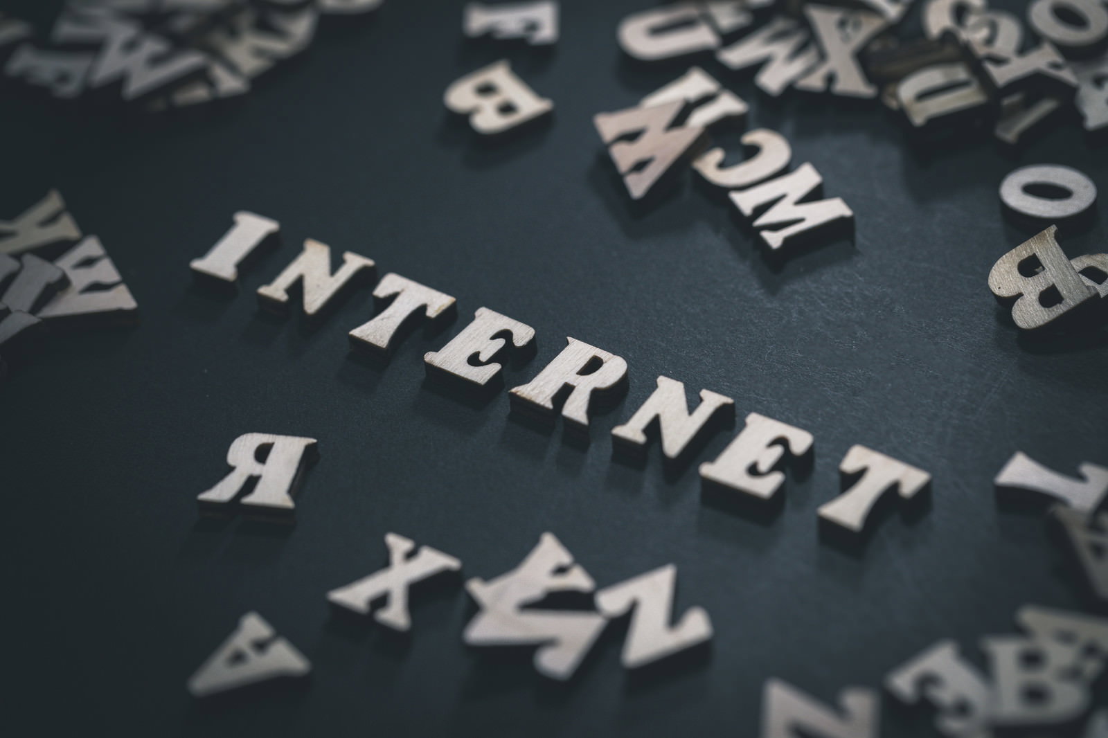 INTERNETの文字が刻印された黒いキーボードのクローズアップ
