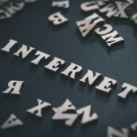 生きづらいネット社会を映すINTERNETキーボードの写真