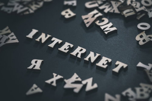 生きづらいネット社会を映すINTERNETキーボード