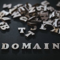 使い古されたドメインを示す散らばったアルファベット文字の写真