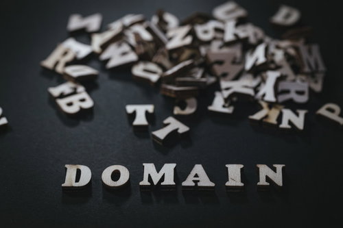 使い古されたドメインを示す散らばったアルファベット文字