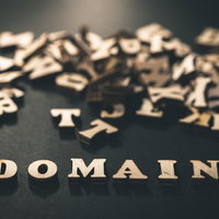 価値の高いドメイン名を表現する木製英文字の写真