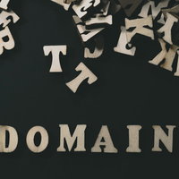 木製の英文字が散らばるドメインのWebサイト制作用の写真