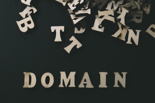 木製の英文字が散らばるドメインのWebサイト制作用