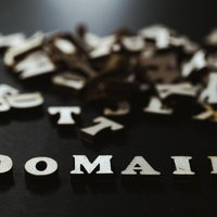 中古ドメインを表現したゴールドのDOMAIN立体文字の写真