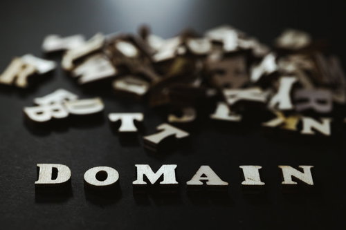 中古ドメインを表現したゴールドのDOMAIN立体文字