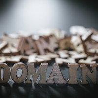 スポットライトを浴びる立体的なドメイン文字の写真