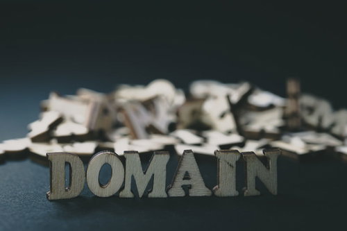 木製の英文字で並べたドメイン量産とインターネット管理