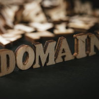 木製の立体文字で表現したDOMIN（ドメイン）の写真