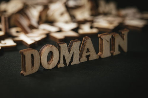 木製の立体文字で表現したDOMIN（ドメイン）