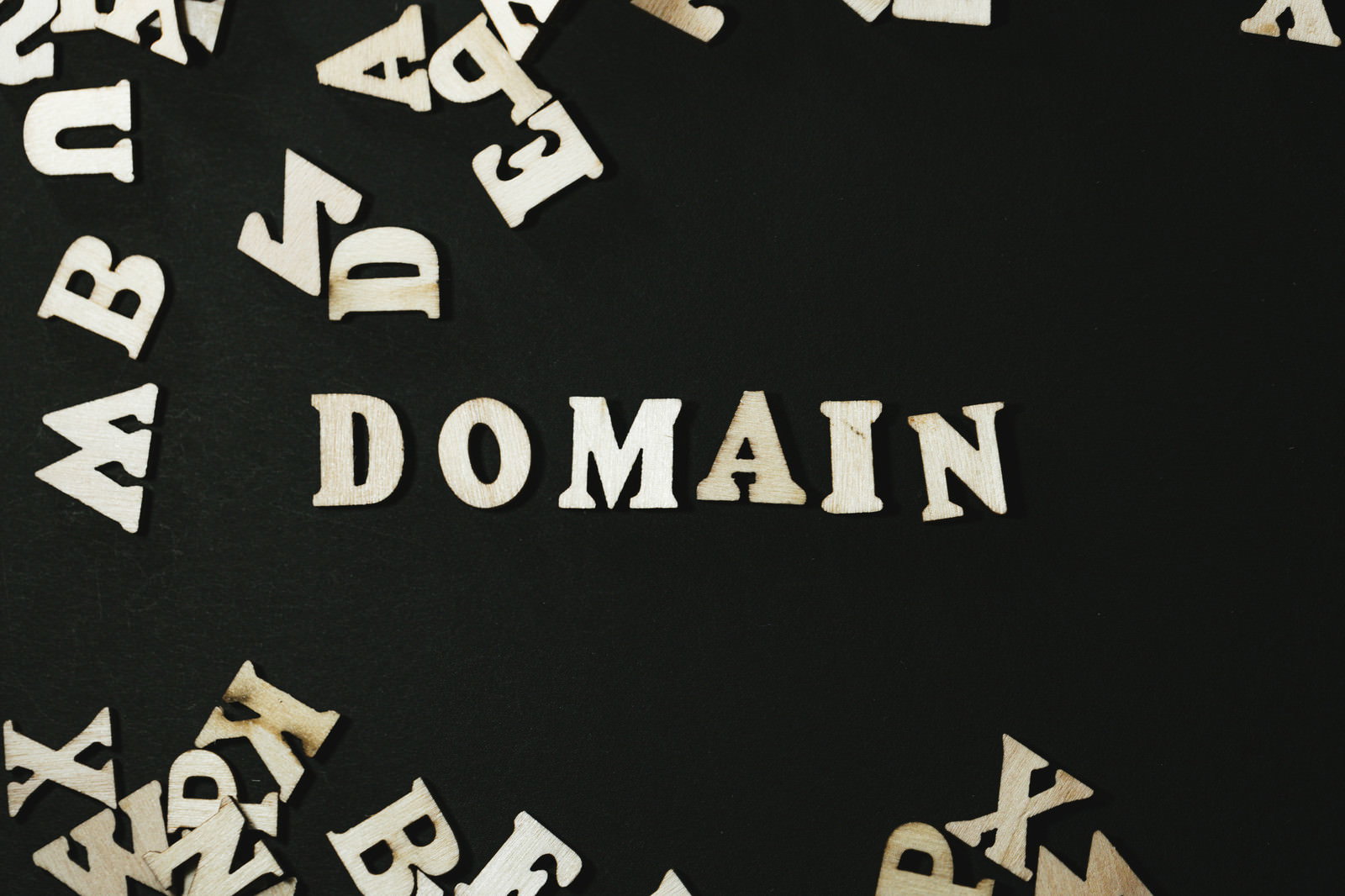 黒背景に白文字でDOMAINと書かれ周囲に英数字が散らばる