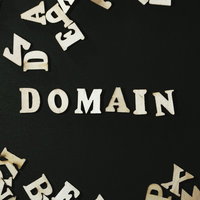 黒背景に白い英文字で表示されたDOMAINの写真
