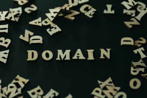 黒背景に金色で刻印されたドメインとアルファベットが散らばる
