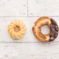 フレンチクルーラーとチョコレートのオールドファッションの写真