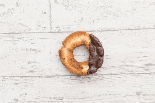 チョコレートとプレーンのオールドファッションドーナツ