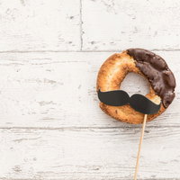 チョコレートがけのオールドファッションドーナツの写真