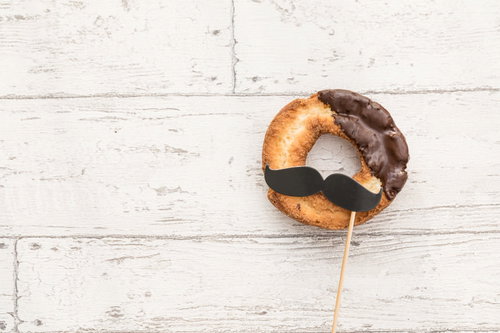 チョコレートがけのオールドファッションドーナツ