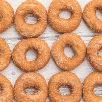 テーブルいっぱいに並ぶドーナツ、カフェのおしゃれなメニューの写真