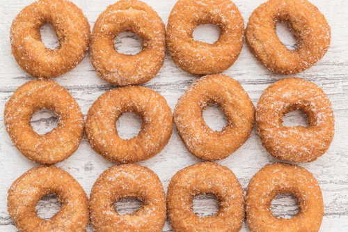 テーブルいっぱいに並ぶドーナツ、カフェのおしゃれなメニュー