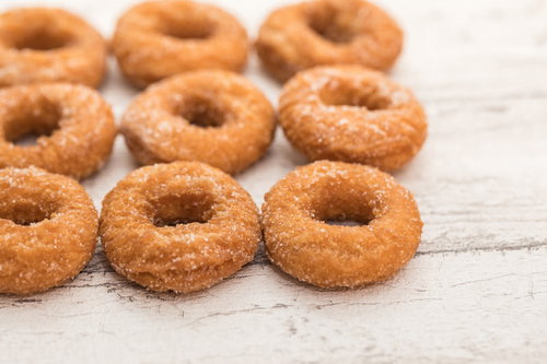砂糖がたっぷりついたリング状のドーナツ複数個