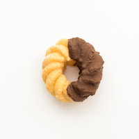 チョコが半分ついたカリスマドーナツの写真