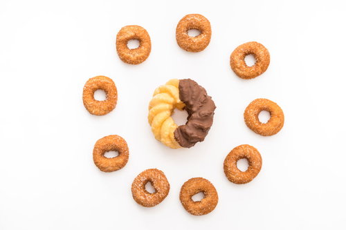 中央の大きなチョコドーナツを囲むカリスマドーナツ