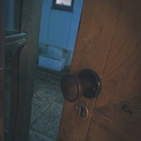 ドアの隙間から覗き見る人影のホラー写真の写真