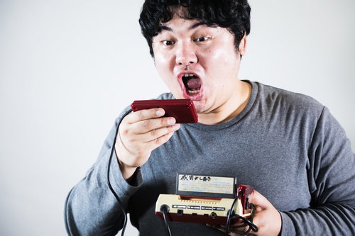 2IIコンのマイクで大声を発して仲間を呼ぶファミコン世代