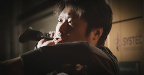 撮影現場でビデオカメラを操作する男性カメラマンの仕事風景