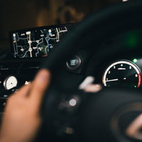 夜間走行時の運転席とカーナビゲーション画面の写真